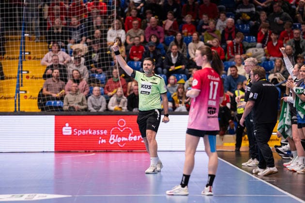 HSG Blomberg Lippe GER vs SV Union Halle Neustadt GER , Handball, 1 Handball Bundesliga Women, 10 Matchday, 30 12 2025, Season 2025 2026, Lemgo Steffen Birkner HSG Blomberg Lippe, Coach receives a yellow card Lemgo Phoenix Contact Arena Germany