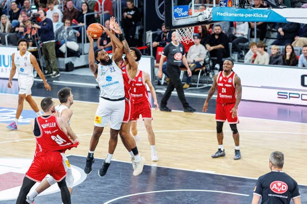 RJ Gunn SYNTAINICS MBC, 21 , Ibi Watson BMA365 Bamberg Baskets, 02 , BMA365 Bamberg Baskets vs SYNTAINICS MBC, Basketball, easyCredit BBL, Matchday 13, 30 12 2025 BMA365 Bamberg Baskets vs SYNTAINICS MBC, Basketball, easyCredit BBL, Matchday 13, 30 12 2025 Bamberg Copyright: xEibner-Pressefoto G.xSantemizx EP_EER