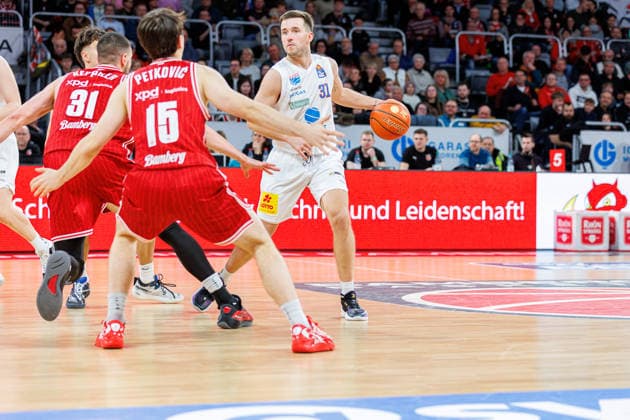 Daniel Keppeler BMA365 Bamberg Baskets, 31 , Adrian Petkovic BMA365 Bamberg Baskets, 15 , Spencer Reaves SYNTAINICS MBC, 31 , BMA365 Bamberg Baskets vs SYNTAINICS MBC, Basketball, easyCredit BBL, Matchday 13, 30 12 2025 BMA365 Bamberg Baskets vs SYNTAINICS MBC, Basketball, easyCredit BBL, Matchday 13, 30 12 2025 Bamberg Copyright: xEibner-Pressefoto G.xSantemizx EP_EER