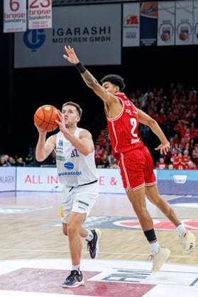 Spencer Reaves SYNTAINICS MBC, 31 , Ibi Watson BMA365 Bamberg Baskets, 02 , BMA365 Bamberg Baskets vs SYNTAINICS MBC, Basketball, easyCredit BBL, Matchday 13, 30 12 2025 BMA365 Bamberg Baskets vs SYNTAINICS MBC, Basketball, easyCredit BBL, Matchday 13, 30 12 2025 Bamberg Copyright: xEibner-Pressefoto G.xSantemizx EP_EER