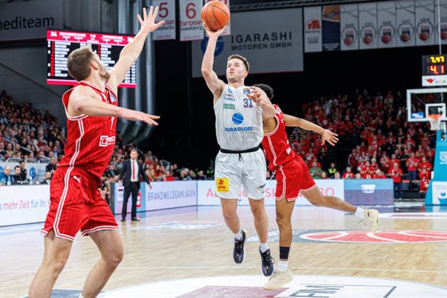 Spencer Reaves SYNTAINICS MBC, 31 , Moritz Krimmer BMA365 Bamberg Baskets, 27 , BMA365 Bamberg Baskets vs SYNTAINICS MBC, Basketball, easyCredit BBL, Matchday 13, 30 12 2025 BMA365 Bamberg Baskets vs SYNTAINICS MBC, Basketball, easyCredit BBL, Matchday 13, 30 12 2025 Bamberg Copyright: xEibner-Pressefoto G.xSantemizx EP_EER