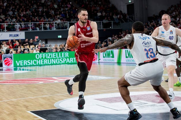 Bamberg, Germany December 30, 2025 1 BBL 2025 2026 BMA365 Bamberg Baskets vs Syntainics MBC In the picture Daniel Keppeler Bamberg goes through the zone of MBC Brose Arena Bayern Copyright: xFotostandx xSchmittx