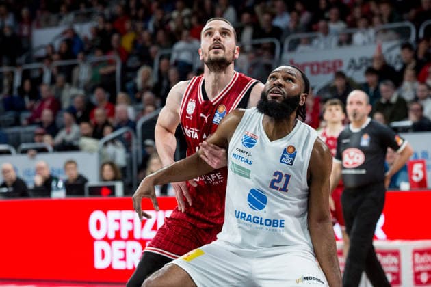 Bamberg, Germany 30 December 2025 1 BBL 2025 2026 BMA365 Bamberg Baskets vs Syntainics MBC In the picture Daniel Keppeler Bamberg and RJ Gunn MBC Weißenfels in a duel under the basket Brose Arena Bayern Copyright: xFotostandx xSchmittx