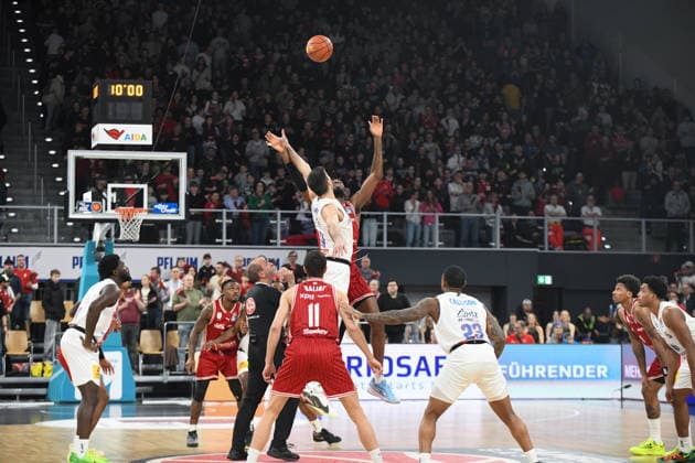 Brose Arena, Bamberg Baskets vs. Mitteldeutsche BC Germany, Bamberg, Brose Arena - 30 Dec 2025 - Basketball, BBL - Bamberg Baskets vs. Mitteldeutsche BC Image: (fLTR) Ejiofor Onu (Bamberg Baskets), Jure Planinic (Mitteldeutsche BC) Bamberg Brose Arena Bayern Germany Copyright: xPresseFotoxEvans xRyanxEvansx