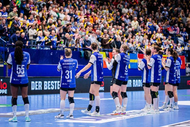 The team of HSG Blomberg Lippe cheers after 34 23 victory GER, HSG Blomberg Lippe vs SV Union Halle Neustadt, Handball, 1 Bundesliga Women, Matchday 10, Season 2025 2026, 30 12 2025 GER, HSG Blomberg Lippe vs SV Union Halle Neustadt, Handball, 1 Bundesliga Women, Matchday 10, Season 2025 2026, 30 12 2025 Lemgo Copyright: xEibner-Pressefoto JanxRollingerx EP_JSK