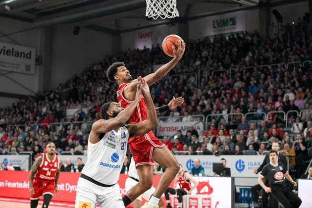 Brose Arena, Bamberg Baskets vs. Mitteldeutsche BC Germany, Bamberg, Brose Arena - 30 Dec 2025 - Basketball, BBL - Bamberg Baskets vs. Mitteldeutsche BC Image: Ibi Watson (Bamberg Baskets) driving to the basket. Bamberg Brose Arena Bayern Germany Copyright: xPresseFotoxEvans xRyanxEvansx