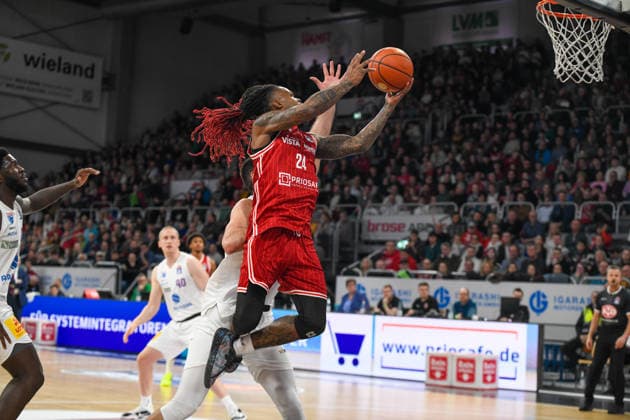 Brose Arena, Bamberg Baskets vs. Mitteldeutsche BC Germany, Bamberg, Brose Arena - 30 Dec 2025 - Basketball, BBL - Bamberg Baskets vs. Mitteldeutsche BC Image: Cobe Williams (Bamberg Baskets) driving the basket against Jure Planinic (Mitteldeutsche BC). Bamberg Brose Arena Bayern Germany Copyright: xPresseFotoxEvans xRyanxEvansx