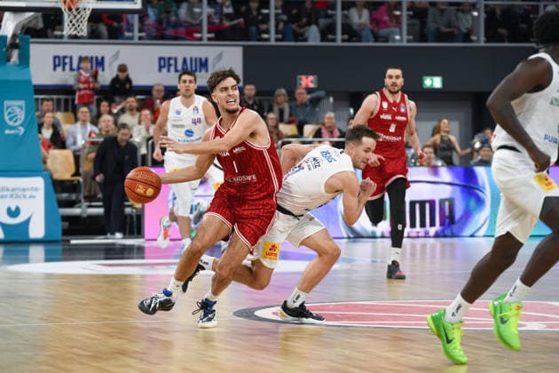 Brose Arena, Bamberg Baskets vs. Mitteldeutsche BC Germany, Bamberg, Brose Arena - 30 Dec 2025 - Basketball, BBL - Bamberg Baskets vs. Mitteldeutsche BC Image: Zachary Ensminger (Bamberg Baskets) being fouled during a fast break. Bamberg Brose Arena Bayern Germany Copyright: xPresseFotoxEvans xRyanxEvansx