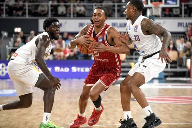 Brose Arena, Bamberg Baskets vs. Mitteldeutsche BC Germany, Bamberg, Brose Arena - 30 Dec 2025 - Basketball, BBL - Bamberg Baskets vs. Mitteldeutsche BC Image: (fLTR) Khyri Thomas (Mitteldeutsche BC), Austin Crowley (Bamberg Baskets), Charles Callison (Mitteldeutsche BC) Bamberg Brose Arena Bayern Germany Copyright: xPresseFotoxEvans xRyanxEvansx
