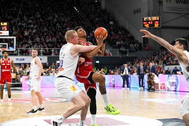 Brose Arena, Bamberg Baskets vs. Mitteldeutsche BC Germany, Bamberg, Brose Arena - 30 Dec 2025 - Basketball, BBL - Bamberg Baskets vs. Mitteldeutsche BC Image: (fLTR) Collin Welp (Mitteldeutsche BC), Demarcus Demonia (Bamberg Baskets). Bamberg Brose Arena Bayern Germany Copyright: xPresseFotoxEvans xRyanxEvansx