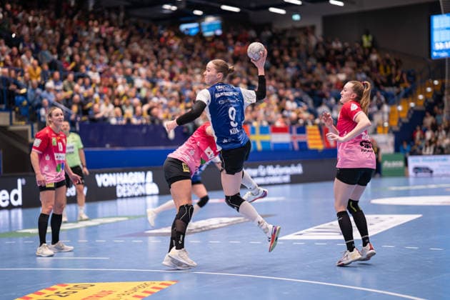 HSG Blomberg Lippe GER vs SV Union Halle Neustadt GER , Handball, 1 Handball Bundesliga Women, 10 Matchday, 30 12 2025, Season 2025 2026, Lemgo Nieke Kuehne HSG Blomberg Lippe, 09 in goal throw Lemgo Phoenix Contact Arena Germany