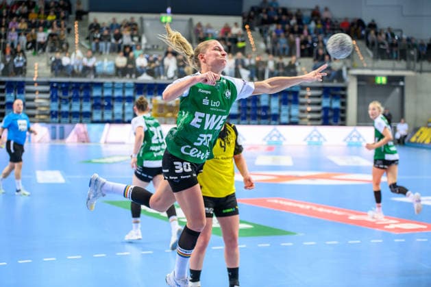 Handball Women 1 Bundesliga HBF Season 2025 2026 10 Matchday VfL Oldenburg vs Borussia Dortmund 30 12 2025 Jenny Behrend 30, VfL Oldenburg throwing, jumping