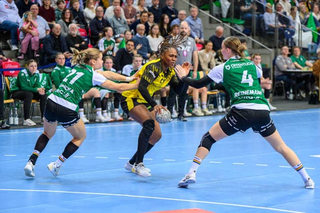 Handball Women 1 Bundesliga HBF Season 2025 2026 10 Matchday VfL Oldenburg vs Borussia Dortmund 30 12 2025 f l Joanna Granicka 21, VfL Oldenburg , DÃ borah Lassource 22, Borussia Dortmund , Toni Luisa Reinemann 4, VfL Oldenburg in duel, duel