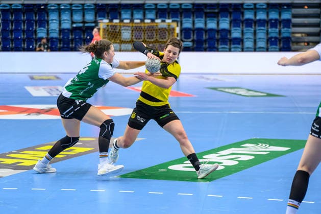Handball Women 1 Bundesliga HBF Season 2025 2026 10 Matchday VfL Oldenburg vs Borussia Dortmund 30 12 2025 Alina Grijseels 4, Borussia Dortmund in a duel, duel with Marie Steffen 14, VfL Oldenburg