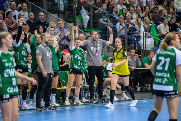 Handball Womens 1 Bundesliga HBF Season 2025 2026 10 Matchday VfL Oldenburg vs Borussia Dortmund 30 12 2025 The VfL bench cheers and cheers on the team