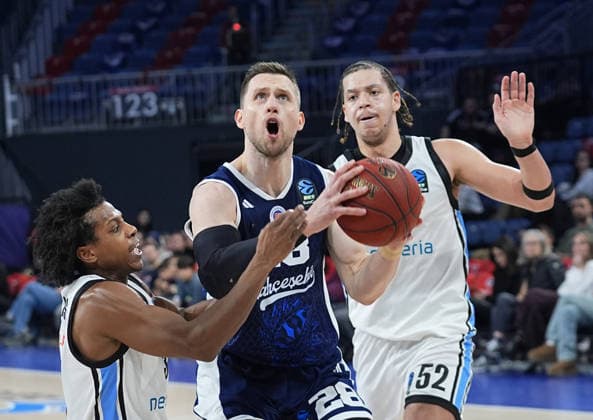 Bahcesehir Koleji v Veolia Towers - EuroCup Basketball ISTANBUL, TURKIYE - DECEMBER 30: Mateusz Ponitka (28) of Bahcesehir Koleji in action against Ross Williams (L) of Veolia Towers during EuroCup Basketball week 12 match between Bahcesehir Koleji and Veolia Towers at Sinan Erdem Dome in Istanbul, Turkiye on December 30, 2025. Esra Bilgin Anadolu Istanbul Turkey. Editorial use only. Please get in touch for any other usage.  Copyright: x2025xAnadoluxEsraxBilginx