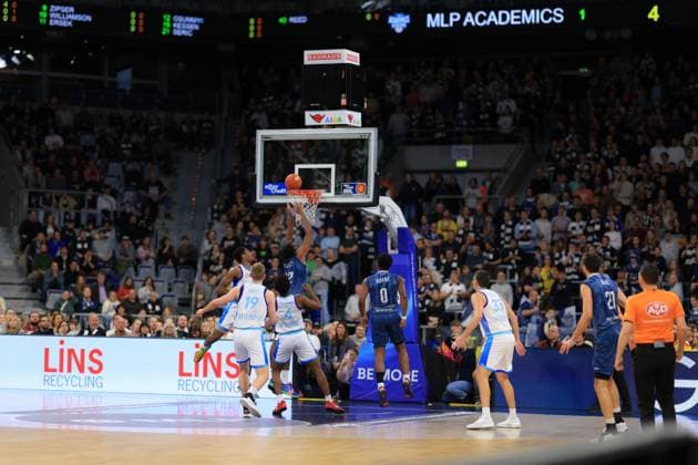 Game action with Paul Zipser 9 MLP Academics Heidelberg throwing, Osun Osunniyi 12 MLP Academics Heidelberg , DJ Horne 0 MLP Academics Heidelberg and Mateo Seric 21 MLP Academics Heidelberg in the vicinity, defended by Till Pape 19 Frankfurt Skyliners , Nahiem Alleyne 4 Frankfurt Skyliners , Ryan Hawkins 33 Frankfurt Skyliners and Lukas Smazak 35 Frankfurt Skyliners easyCredit BBL MLP Academics Heidelberg - Skyliners Frankfurt 30 12 2025 SAP Arena game action with Paul Zipser 9 MLP Academics Heidelberg at the basket Copyright: xspeedshotx