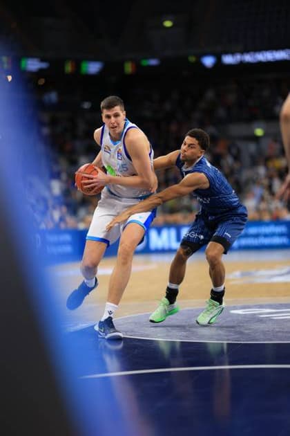 Game action with 25 MLP Academics Heidelberg and an opponent easyCredit BBL MLP Academics Heidelberg - Skyliners Frankfurt 30 12 2025 SAP Arena 25 MLP Academics Heidelberg with ball in action Copyright: xspeedshotx