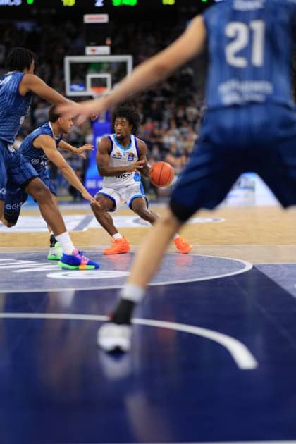 Game action with Osun Osunniyi 12 MLP Academics Heidelberg and Lorenz Brenneke 21 Frankfurt Skyliners as well as William Christmas 8 Frankfurt Skyliners in defense easyCredit BBL MLP Academics Heidelberg - Skyliners Frankfurt 30 12 2025 SAP Arena Osun Osunniyi 12 MLP Academics Heidelberg with ball in action Copyright: xspeedshotx
