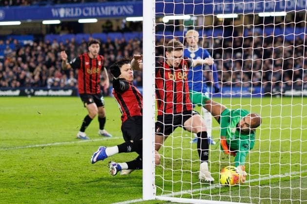 David Brooks of Bournemouth scoring a goal (0-1) Chelsea v AFC Bournemouth, Premier League, Football, Stamford Bridge, London, UK - 30 Dec 2025London Stamford Bridge United Kingdom EDITORIAL USE ONLY No use with unauthorised audio, video, data, fixture lists, club league logos or live services. Online in-match use limited to 120 images, no video emulation. No use in betting, games or single club league player publications.  Copyright: xSimonxDael Shutterstockx 16216216w