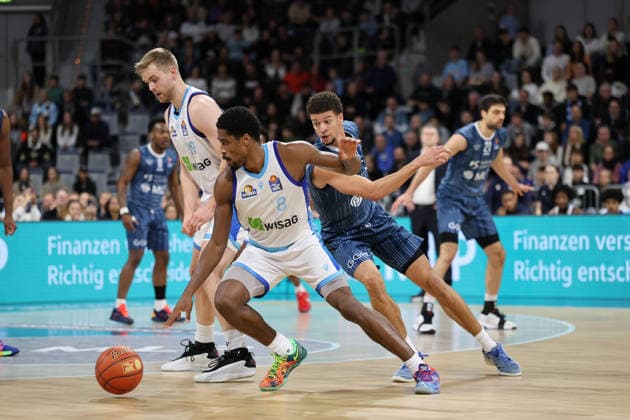v li William Christmas Skyliners Frankfurt, 8 , Samuell Williamson MLP Academics Heidelberg, 10 GER, MLP Academics Heidelberg vs Skyliners Frankfurt, Basketball, easycredit Basketball Bundesliga, 13 Matchday, Season, 2025 2026, 30 12 2025 GER, MLP Academics Heidelberg vs Skyliners Frankfurt, Basketball, easycredit Basketball Bundesliga, 13 Matchday, Season, 2025 2026, 30 12 2025 Mannheim Copyright: xEibner-Pressefoto JoergxHirschx EP_JHH
