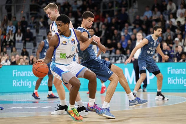 v li in duel, William Christmas Skyliners Frankfurt, 8 , Samuell Williamson MLP Academics Heidelberg, 10 GER, MLP Academics Heidelberg vs Skyliners Frankfurt, Basketball, easycredit Basketball Bundesliga, 13 Matchday, Season, 2025 2026, 30 12 2025 GER, MLP Academics Heidelberg vs Skyliners Frankfurt, Basketball, easycredit Basketball Bundesliga, 13 Matchday, Season, 2025 2026, 30 12 2025 Mannheim Copyright: xEibner-Pressefoto JoergxHirschx EP_JHH