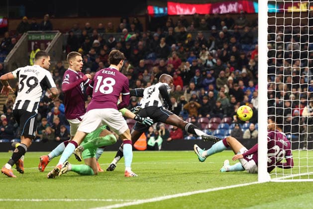 Burnley v Newcastle United, Premier League Goal - Yoane Wissa of Newcastle United scores a goal 0-2 during the Premier League match between Burnley and Newcastle United at Turf Moor, Burnley, UK on 30 December 2025. Burnley Turf Moor Lancashire UK Editorial use only DataCo restrictions apply See www.football-dataco.com , Copyright: xRyanxBrownex PSI-23485-0023