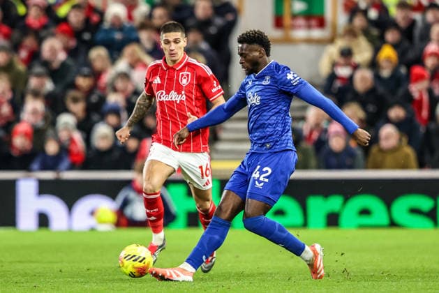 Premier League Nottingham Forest v Everton Tim Iroegbunam of Everton passes the ball during the Premier League match Nottingham Forest vs Everton at City Ground, Nottingham, United Kingdom, 30th December 2025 (Photo by Alfie Cosgrove News Images) Nottingham City Ground Nottinghamshire United Kingdom Copyright: xAlfiexCosgrove NewsxImagesx