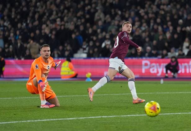 Jarrod Bowen of West Ham rounds Brighton goalkeeper Bart Verbruggen too score the opening goal West Ham United v Brighton and Hove Albion, Premier League, Football, London Stadium, London, UK - 30 Dec 2025London London Stadium United Kingdom EDITORIAL USE ONLY No use with unauthorised audio, video, data, fixture lists, club league logos or live services. Online in-match use limited to 120 images, no video emulation. No use in betting, games or single club league player publications. Copyright: xJedxLeicester Shutterstockx 16216220f