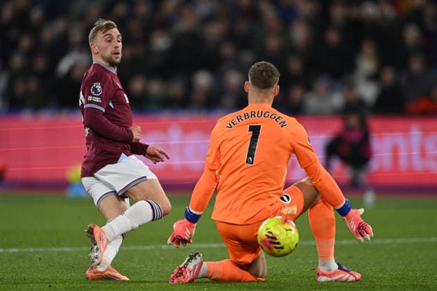 West Ham United v Brighton and Hove Albion, Premier League West Ham United forward Jarrod Bowen (20) scores the first goal during the Premier League match between West Ham United and Brighton and Hove Albion at the London Stadium, London, UK on 30 December 2025. London London Stadium UK Editorial use only DataCo restrictions apply See www.football-dataco.com , Copyright: xPaulxBockingx PSI-23487-0019