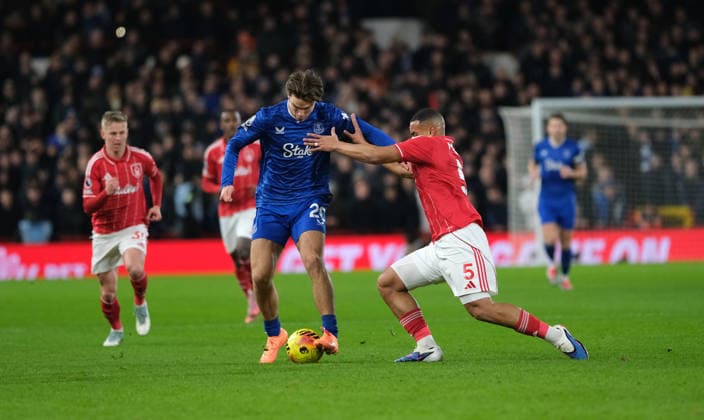 Murillo of Nottingham Forest challenges for the ball against Tyler Dibling of Everton during the Premier league football match between Nottingham Forest and Everton at the City Ground in Nottingham. Copyright: xPaulxBonser SportsxPressxPhotox Sportspressphoto_SPR77797