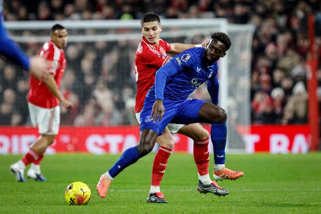 Nottingham Forest v Everton Premier League Nicholas Dominguez of Nottingham Forest challenges for the ball with Tim Iroegbunam of Everton during the Premier League match at the City Ground, Nottingham 30 12 2025 UK Newspapers OUT Copyright: xJackxTylerx FIL-22728-0019