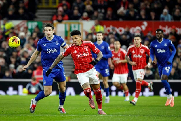 Nottingham Forest v Everton Premier League James Tarkowski of Everton challenges for the ball with Igor Jesus of Nottingham Forest during the Premier League match at the City Ground, Nottingham 30 12 2025 UK Newspapers OUT Copyright: xJackxTylerx FIL-22728-0023