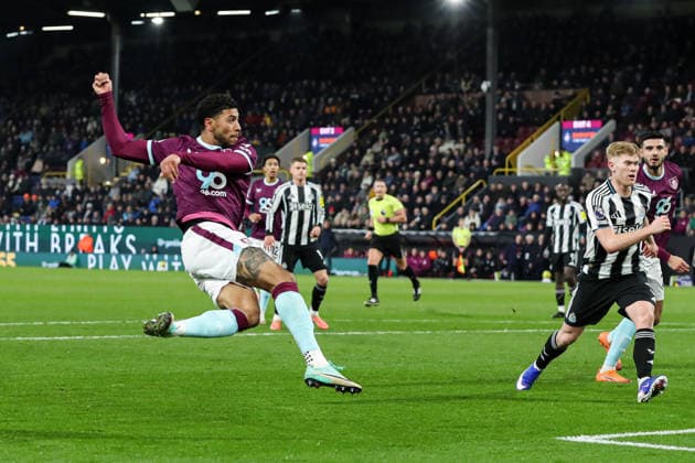 Premier League Burnley v Newcastle United Josh Laurent of Burnley shoots and scores to make it 1-2 during the Premier League match Burnley vs Newcastle United at Turf Moor, Burnley, United Kingdom, 30th December 2025 (Photo by Jorge Horsted News Images) Burnley Turf Moor Lancashire United Kingdom Copyright: xJorgexHorsted NewsxImagesx