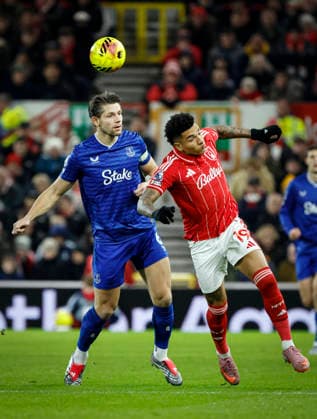 Nottingham Forest v Everton Premier League James Tarkowski of Everton challenges for the ball with Igor Jesus of Nottingham Forest during the Premier League match at the City Ground, Nottingham 30 12 2025 UK Newspapers OUT Copyright: xJackxTylerx FIL-22728-0024