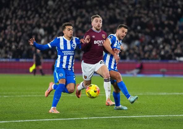 Jarrod Bowen of West Ham inbetween Yasin Ayari and Joël Veltman of Brighton West Ham United v Brighton and Hove Albion, Premier League, Football, London Stadium, London, UK - 30 Dec 2025London London Stadium United Kingdom EDITORIAL USE ONLY No use with unauthorised audio, video, data, fixture lists, club league logos or live services. Online in-match use limited to 120 images, no video emulation. No use in betting, games or single club league player publications. Copyright: xJedxLeicester Shutterstockx 16216220n