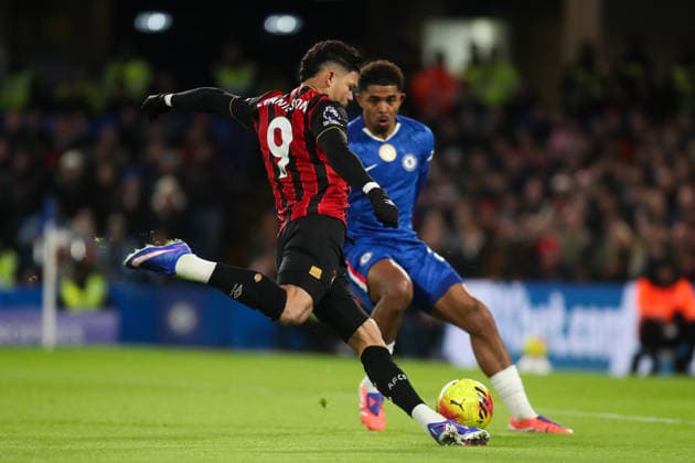 Evanilson of AFC Bournemouth takes a shot on goal Chelsea v AFC Bournemouth, Football, Premier League, Stamford Bridge, London, UK, 30 12 25 EDITORIAL USE ONLY No use with unauthorised audio, video, data, fixture lists (outside the EU), club league logos or live services. Online in-match use limited to 45 images (+15 in extra time). No use to emulate moving images. No use in betting, games or  Copyright: xAnthonyxHanc Shutterstockx 16218122l