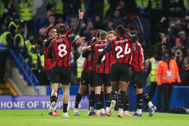 David Brooks of AFC Bournemouth celebrates scoring his team s first goal of the match with his teammates Chelsea v AFC Bournemouth, Football, Premier League, Stamford Bridge, London, UK, 30 12 25 EDITORIAL USE ONLY No use with unauthorised audio, video, data, fixture lists (outside the EU), club league logos or live services. Online in-match use limited to 45 images (+15 in extra time). No use to emulate moving images. No use in betting, games or  Copyright: xAnthonyxHanc Shutterstockx 16218122n