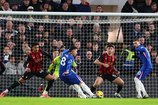 Enzo Fernandez of Chelsea scoring a goal (2-1) Chelsea v AFC Bournemouth, Premier League, Football, Stamford Bridge, London, UK - 30 Dec 2025London Stamford Bridge United Kingdom EDITORIAL USE ONLY No use with unauthorised audio, video, data, fixture lists, club league logos or live services. Online in-match use limited to 120 images, no video emulation. No use in betting, games or single club league player publications.  Copyright: xSimonxDael Shutterstockx 16216216af