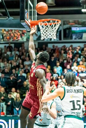 Chemnitz, Germany 30 December 2025 1 BBL 2025 2026 Niners Chemnitz vs Vet Concept Gladioatore Trier In the picture Amadou Sow 99 mir 2 Points Copyright: xFotostandx xNachtigallx