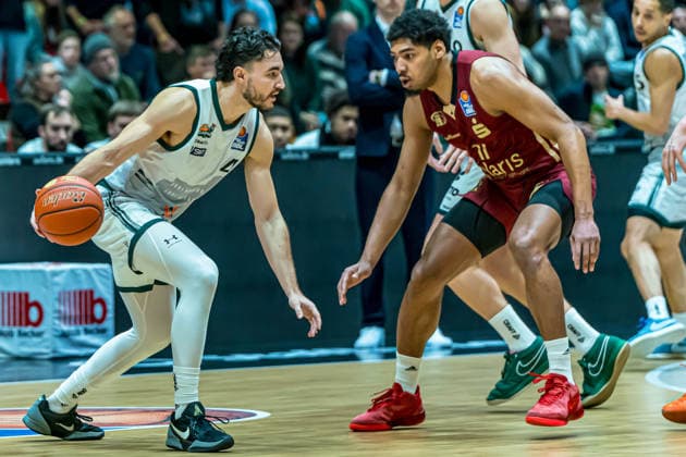 Chemnitz, Germany 30 December 2025 1 BBL 2025 2026 Niners Chemnitz vs Vet Concept Gladioatore Trier In the picture from left in the duel Clay Guillozet Trier and Kostja Mushidi 99 Copyright: xFotostandx xNachtigallx