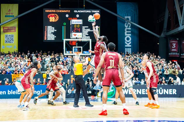 30 12 2025, xomx, Basketball easyCredit BBL Bundesliga, NINERS Chemnitz VET Concept Gladiators Trier v l Tip off Urald King Gladiators Trier and Amadou Sow Niners Chemnitz Chemnitz