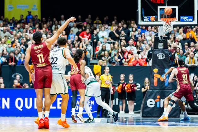 30 12 2025, xomx, Basketball easyCredit BBL Bundesliga, NINERS Chemnitz VET Concept Gladiators Trier v l Kostja Mushidi Niners Chemnitz tries a three-pointer, but this time it doesnt work Chemnitz