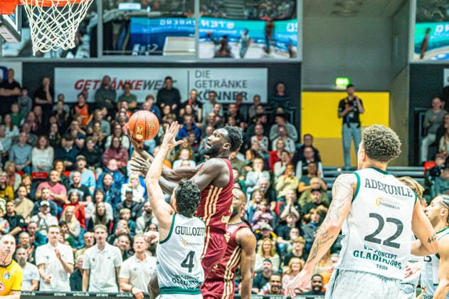 Chemnitz, Germany 30 December 2025 1 BBL 2025 2026 Niners Chemnitz vs Vet Concept Gladioatore Trier In the picture Amadou Sow 99 2 v li goes for a dunk Copyright: xFotostandx xNachtigallx