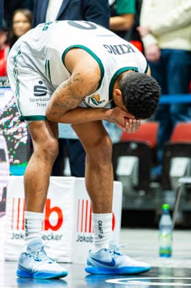 30 12 2025, xomx, Basketball easyCredit BBL Bundesliga, NINERS Chemnitz VET Concept Gladiators Trier v l Urald King Gladiators Trier is seriously injured He has a cut over his right eye, is bleeding heavily and needs treatment Apparently he is fine so far, but he has to leave the hall after all Chemnitz Hospital