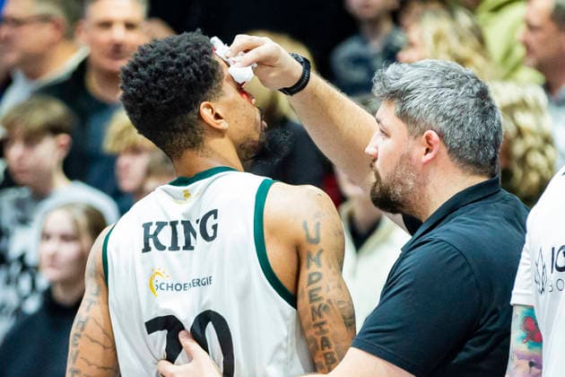 30 12 2025, xomx, Basketball easyCredit BBL Bundesliga, NINERS Chemnitz VET Concept Gladiators Trier v l Urald King Gladiators Trier is seriously injured He has a cut over his right eye, is bleeding heavily and needs treatment Apparently he is fine so far, but he has to leave the hall after all Chemnitz Hospital