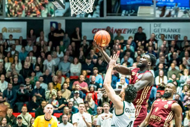 Chemnitz, Germany 30 December 2025 1 BBL 2025 2026 Niners Chemnitz vs Vet Concept Gladioatore Trier In the picture from left in the duel Clay Guillozet Trier and Amadou Sow 99 Copyright: xFotostandx xNachtigallx