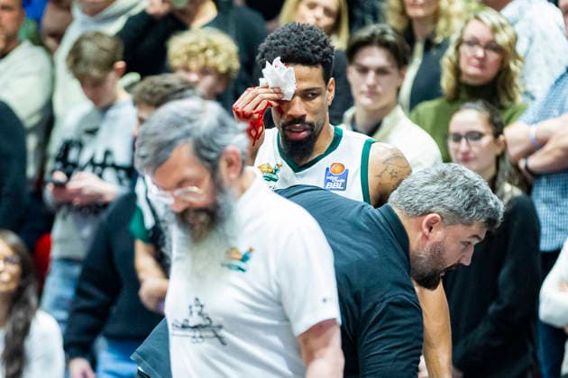 30 12 2025, xomx, Basketball easyCredit BBL Bundesliga, NINERS Chemnitz VET Concept Gladiators Trier v l Urald King Gladiators Trier is seriously injured He has a cut over his right eye, is bleeding heavily and needs treatment Apparently he is fine so far, but he has to leave the hall after all Hospital Aggy Mock Chemnitz