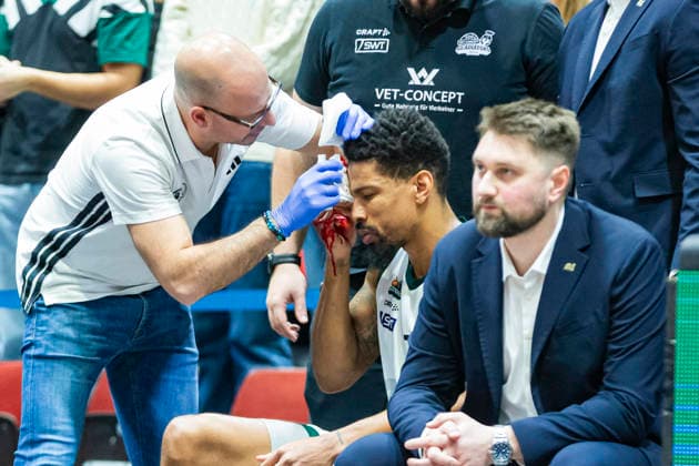 30 12 2025, xomx, Basketball easyCredit BBL Bundesliga, NINERS Chemnitz VET Concept Gladiators Trier v l Urald King Gladiators Trier is seriously injured He has a cut over his right eye, is bleeding heavily and needs treatment Apparently he is fine so far, but he has to leave the hall Hospital Kevin Oberlack Chemnitz