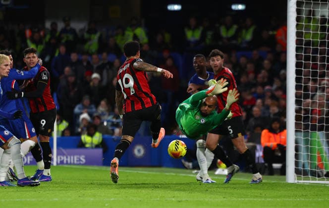 London, England, 30th December 2025. Justin Kluivert of Bournemouth scores to make it 2-2 during the Chelsea vs AFC Bournemouth Premier League match at Stamford Bridge, London. Picture credit should read: Paul Terry Sportimage EDITORIAL USE ONLY. No use with unauthorised audio, video, data, fixture lists, club league logos or live services. Online in-match use limited to 120 images, no video emulation. No use in betting, games or single club league player publications. SPI_020_PT_Chelsea_Bournemouth SPI-4402-0020